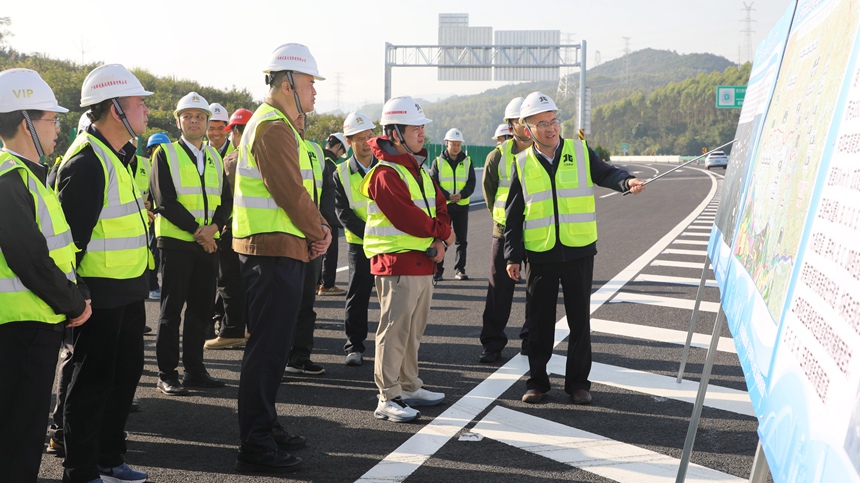 檢查組在上宋互通進(jìn)行檢查驗(yàn)收。張彬琳攝