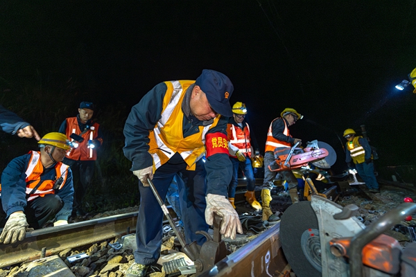 施工人員在操作起道機。黃舞杰攝