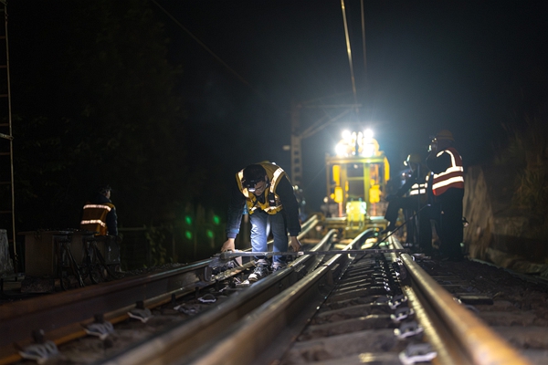施工人員在測量鋼軌數(shù)據(jù)。黃舞杰攝