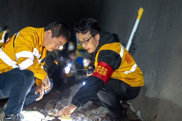 施工人員在確認作業(yè)細節(jié)。黃舞杰攝