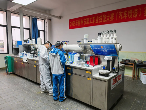 集訓選手在調漆房進行油漆調配。