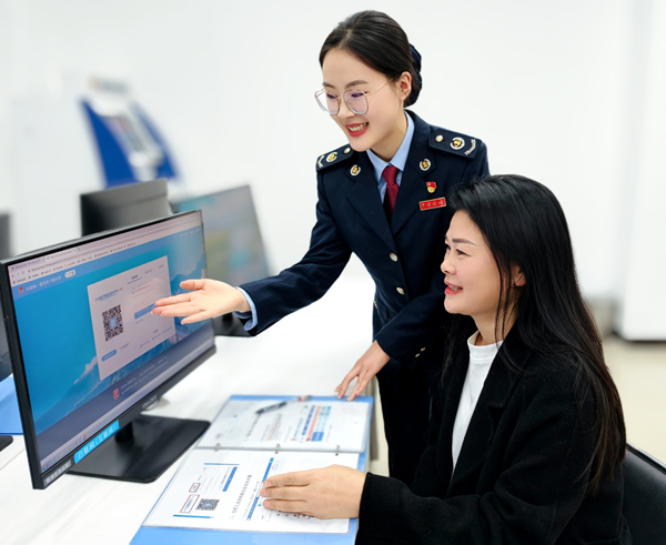 稅務干部在辦稅服務廳為納稅人提供指導，助力業(yè)務高效辦理。侯春秋攝