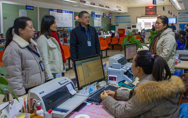 陽朔縣紀(jì)檢監(jiān)察干部到縣政務(wù)服務(wù)中心了解電梯換新相關(guān)政策落實情況。唐凌霞攝