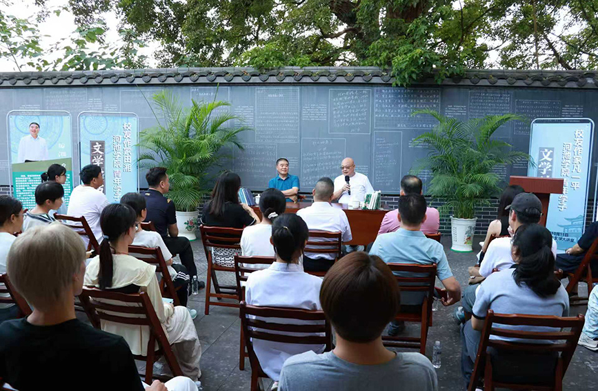 作家凡一平、田湘回到河池學(xué)院與師生對話交流。劉媛媛攝