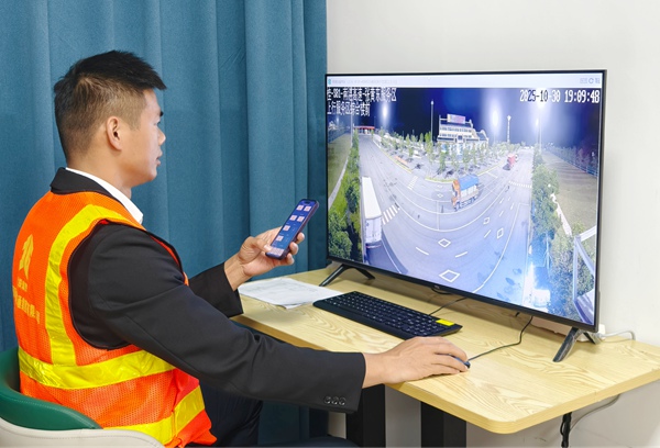 通過新發(fā)展交通集團(tuán)云控平臺(tái)遠(yuǎn)程查看服務(wù)區(qū)外場照明情況。吳嬌攝
