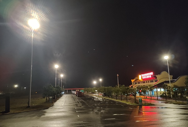 服務(wù)區(qū)外場高桿燈照明現(xiàn)場。吳嬌攝