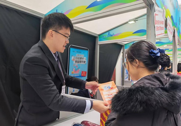 廣發(fā)銀行南寧分行積極參與社?？ɑ菝翊傧M(fèi)活動(dòng)。黃奎嘉攝