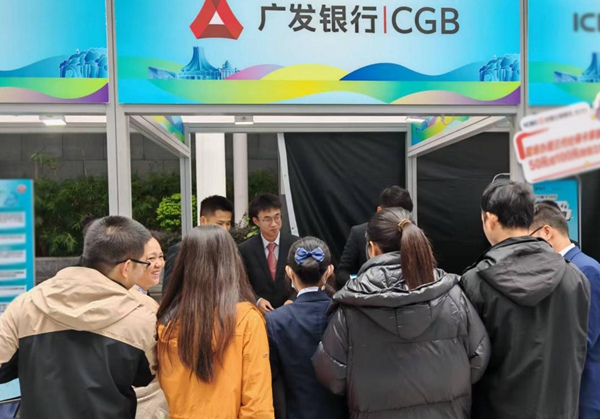 廣發(fā)銀行南寧云景支行工作人員面對(duì)面為市民講解社?？ㄖR(shí)。林伶俐攝