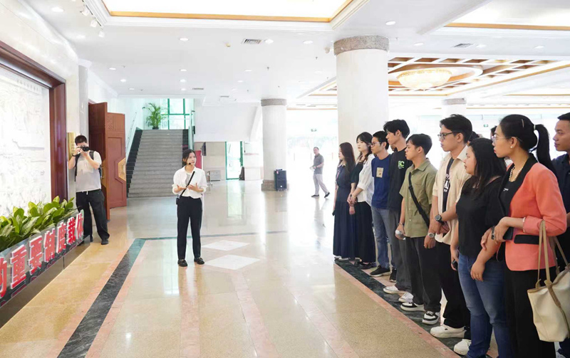 在桂東盟國家留學生參觀廣西人民會堂。陳玲玲攝