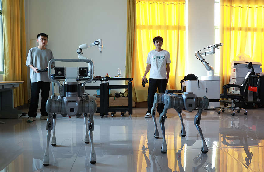 學(xué)生正在調(diào)試機器狗。劉媛媛攝