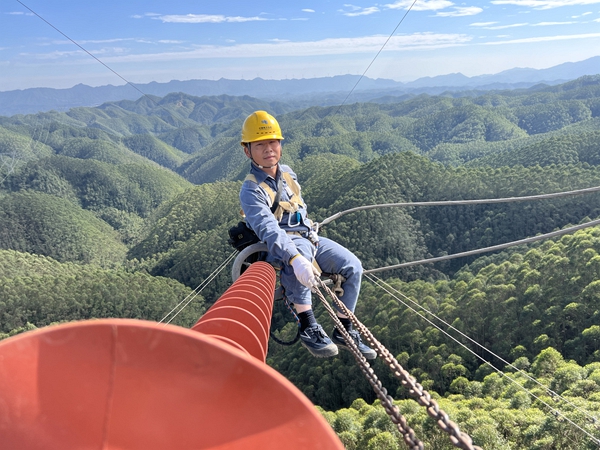 220千伏來芙線182號塔閃絡絕緣子更換作業(yè)。