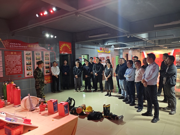 講解員傳授滅火設(shè)備實(shí)操要點(diǎn)。