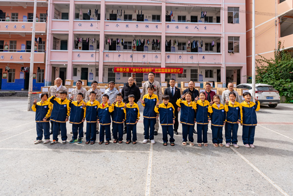 孩子們穿上嶄新的校服。黃嘉標(biāo)攝