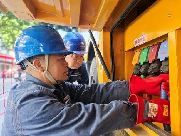 工作人員在檢查電力設(shè)備。凌云供電公司供圖