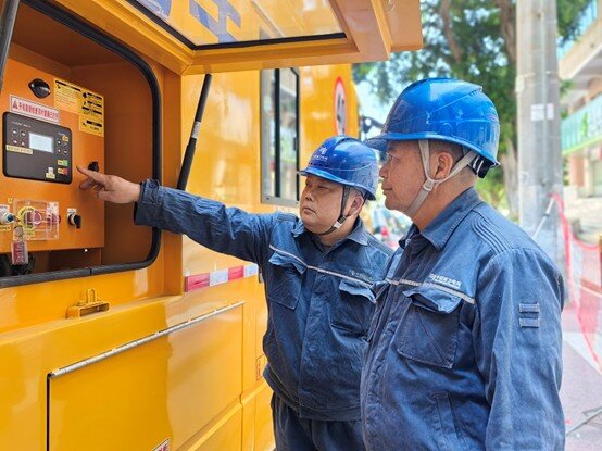 工作人員在檢查電力設(shè)備。凌云供電公司供圖