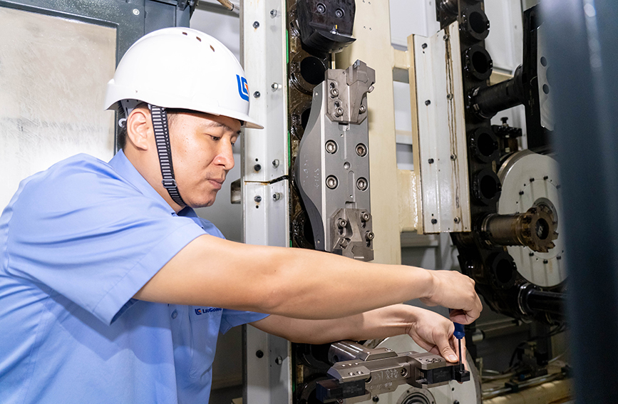 調(diào)試相關(guān)設備。柳工供圖