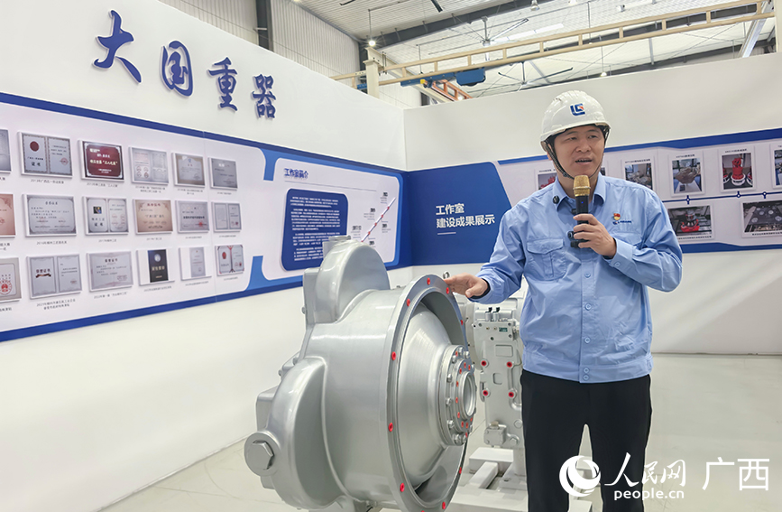 介紹工作室相關(guān)情況。人民網(wǎng) 付華周攝