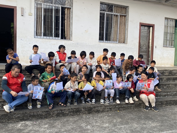 梧州新華到定點(diǎn)幫扶村小學(xué)對(duì)學(xué)生進(jìn)行安全用火用電知識(shí)宣教。廣西大錳集團(tuán)供圖