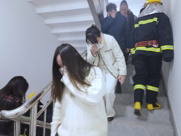 消防演練逃生疏散。廣西大錳集團(tuán)供圖