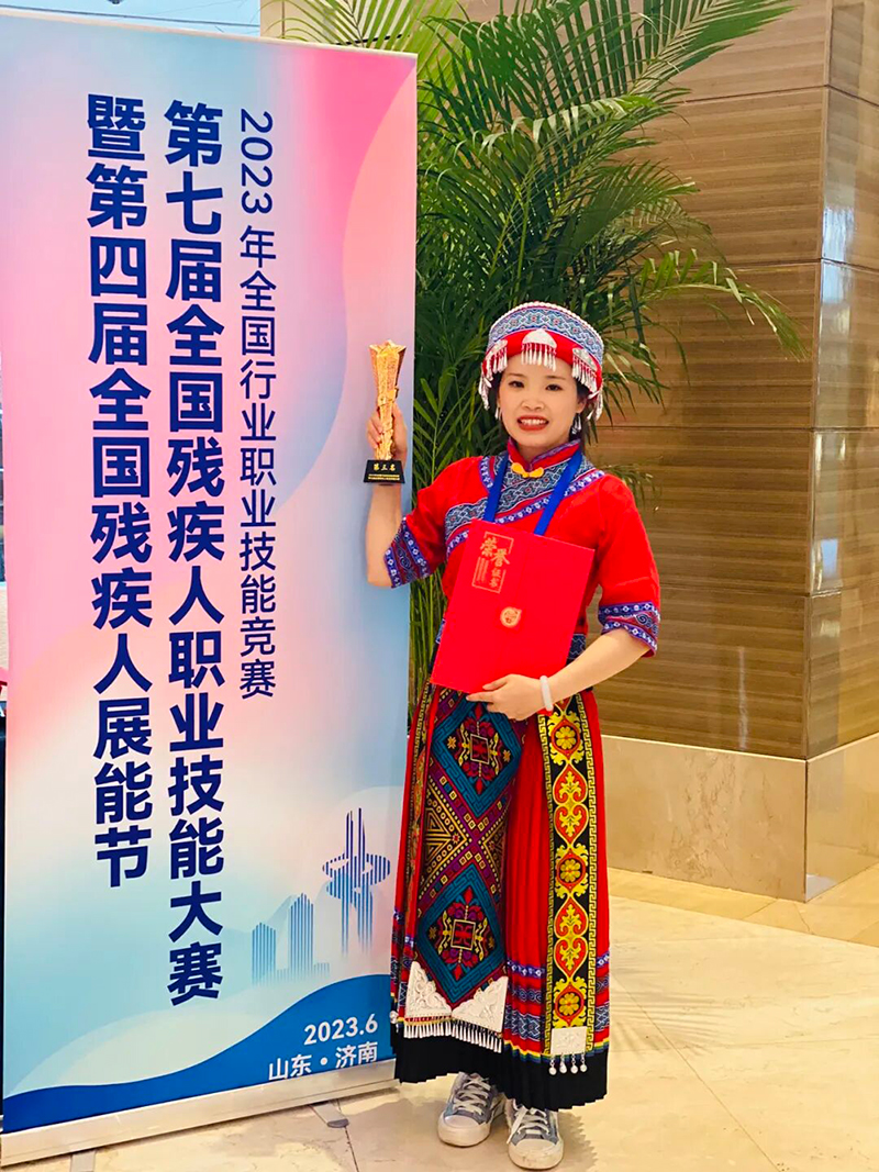 黎暖佳參加在第七屆全國殘疾人職業(yè)技能大賽并獲獎。柳州市婦女聯(lián)合會供圖