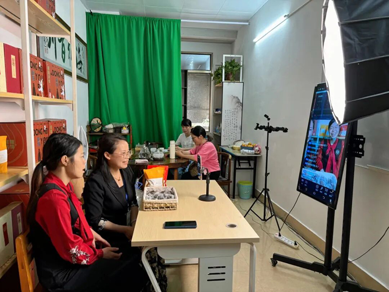 黎暖佳（左二）在暖佳傳媒工作室進行直播。柳州市婦女聯(lián)合會供圖