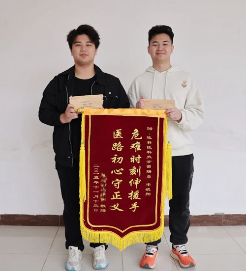 施救醫(yī)學(xué)生曾瑞燊（左）與韋凱翔（右）。莫芳攝