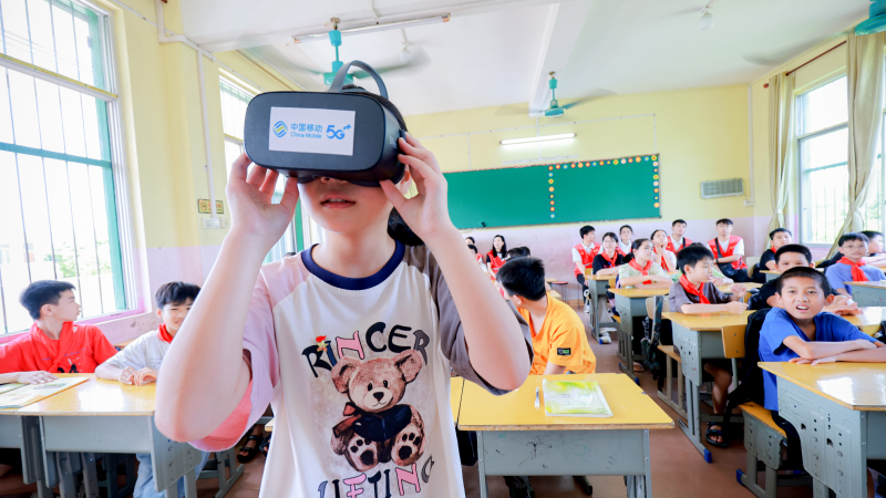 “5G+夢(mèng)想課堂”搭建“沉浸式科普課堂”孩子們的夢(mèng)想插上科技翅膀。趙耿攝