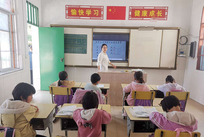 姜晚英在給學(xué)生上課。賀州市總工會供圖