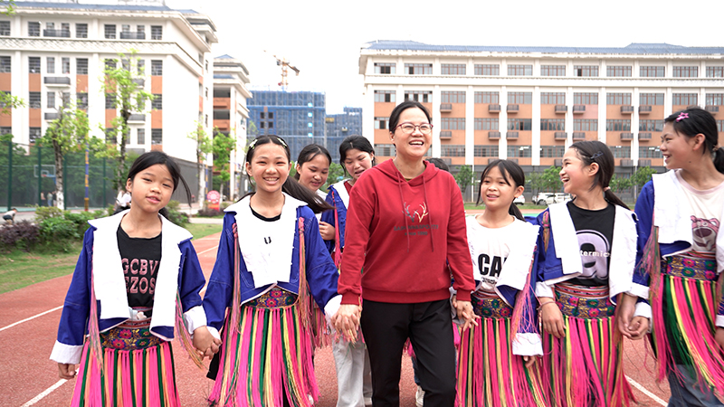 姜晚英和學(xué)生們互動。賀州市總工會供圖