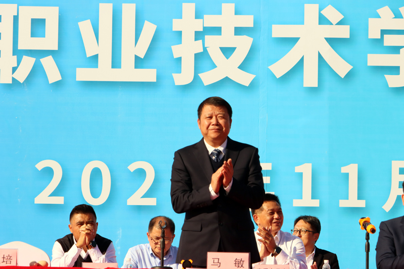 馬敏宣布運動會開幕。魯惠芳攝