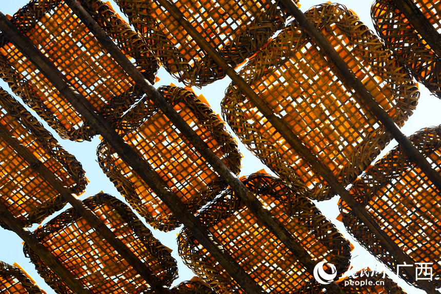 平細村筍農(nóng)曬在屋頂?shù)墓S片。