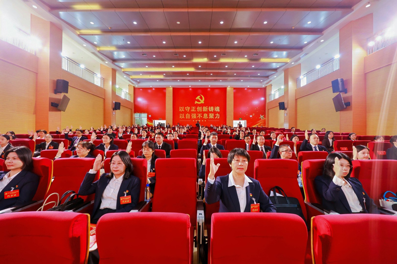 大會(huì)表決通過(guò)“兩委”報(bào)告決議。學(xué)校供圖