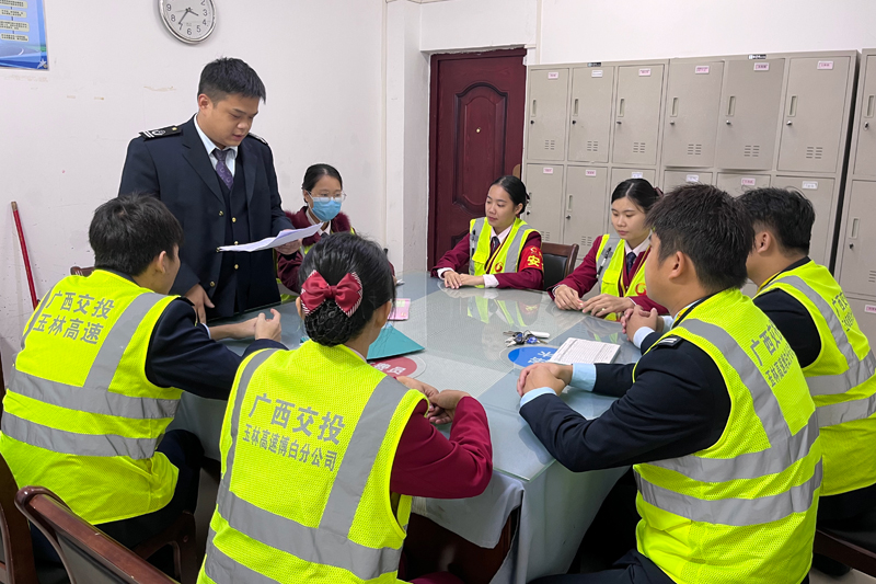 開(kāi)展“班前五分鐘”安全教育。丘桂宇攝