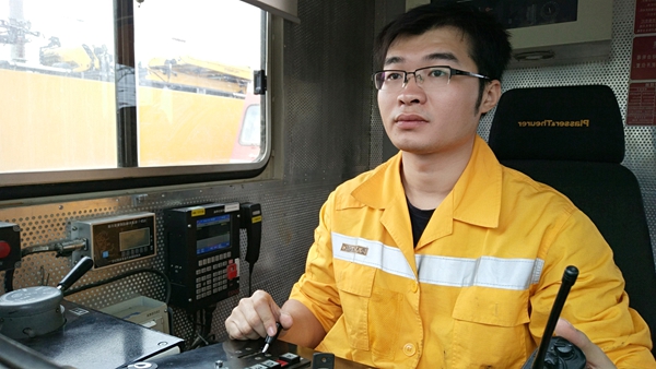 宋建明在操縱車輛。