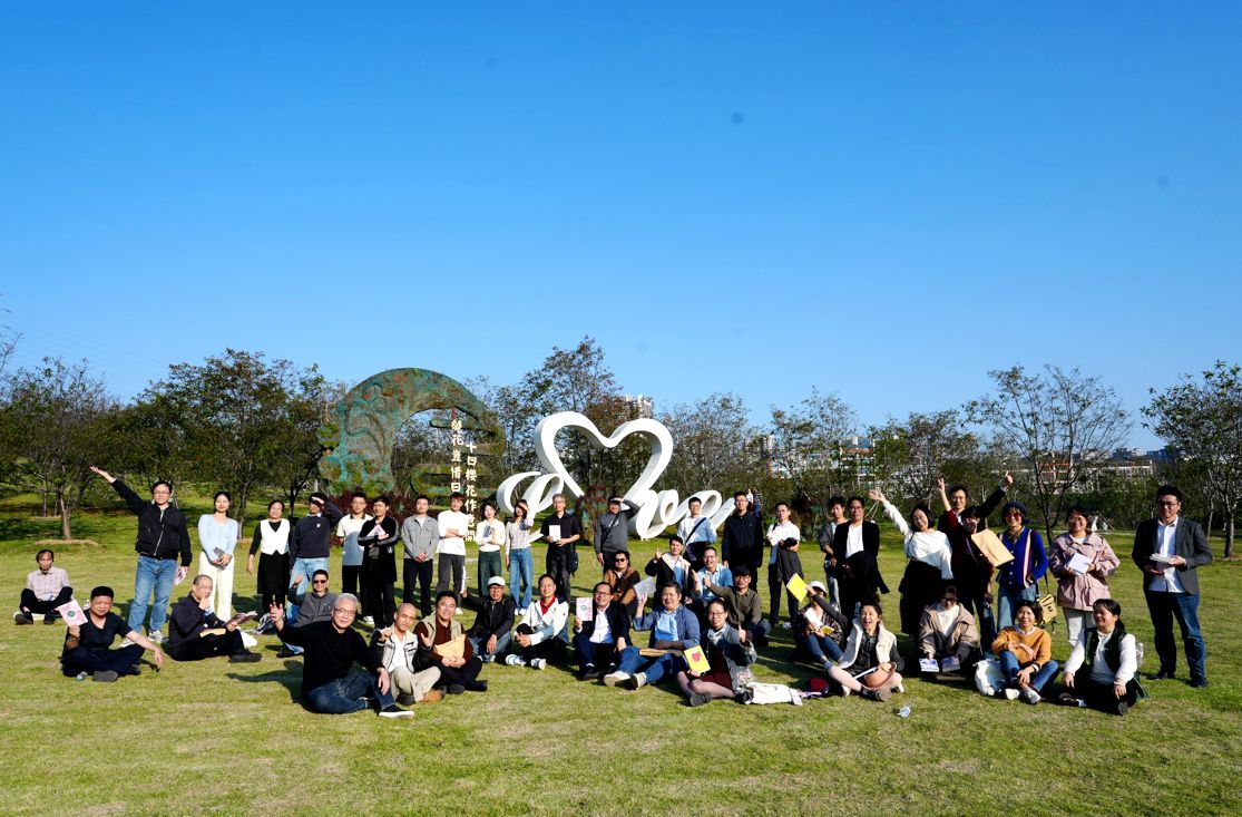 與會詩人在南寧青秀山采風。主辦方供圖