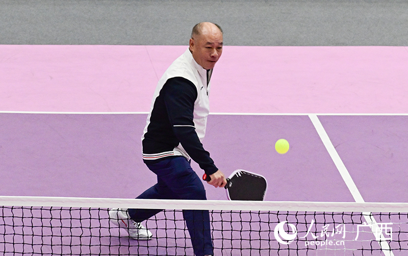 李寧在匹克球比賽現(xiàn)場(chǎng)。人民網(wǎng) 雷琦竣攝