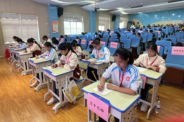 選手進(jìn)行第一輪聽(tīng)寫(xiě)比賽。黃劍峰攝