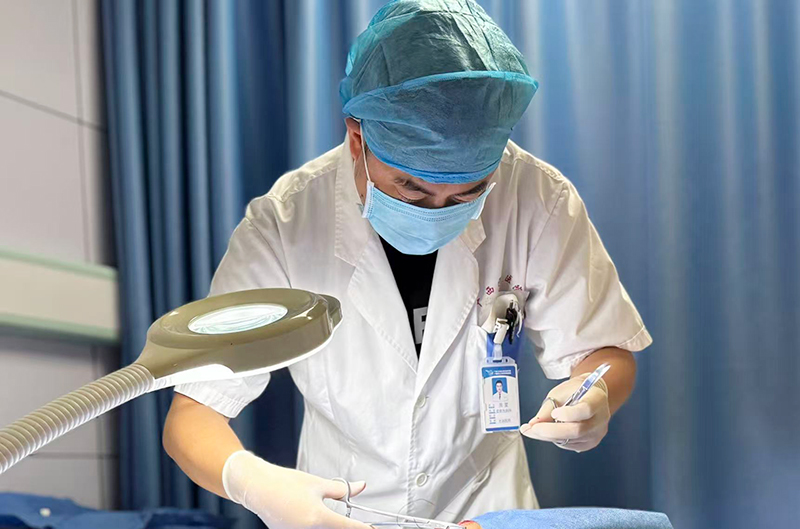 周星在工作中。崇左市衛(wèi)生健康委員會(huì)供圖