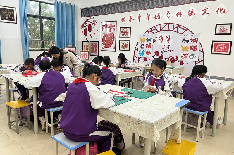 八步區(qū)城東實(shí)驗(yàn)小學(xué)剪紙課堂。