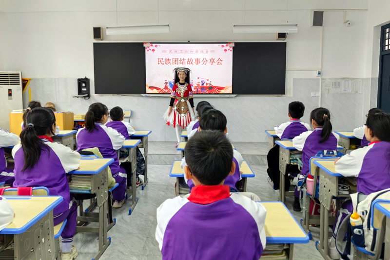 班級(jí)民族故事分享會(huì)。