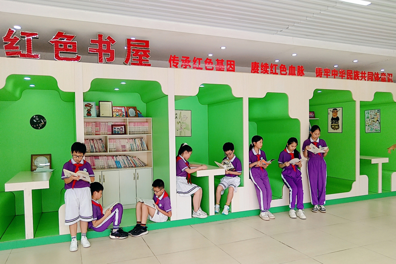 城東實(shí)驗(yàn)小學(xué)學(xué)生在紅色書屋看書。