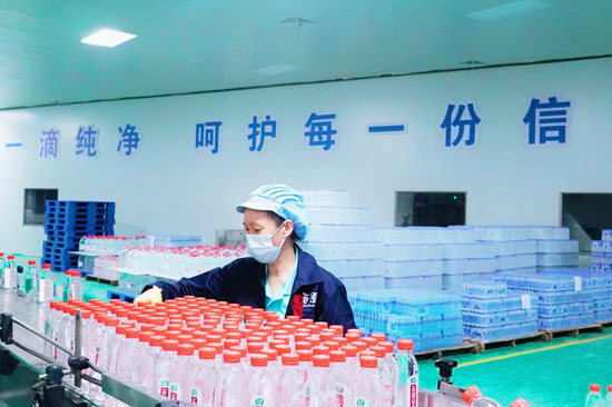 百澄山泉生產(chǎn)車間一角。