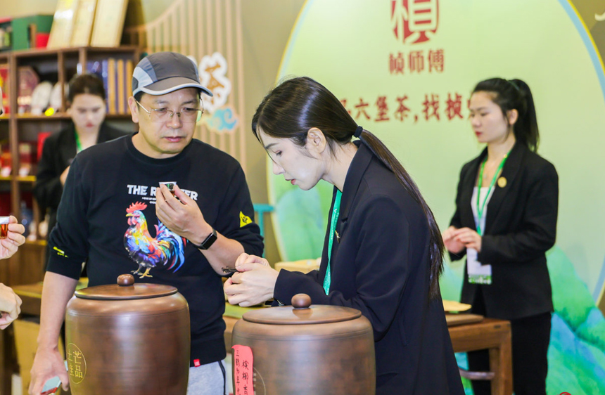 茶商向消費(fèi)者進(jìn)行產(chǎn)品介紹。主辦方供圖