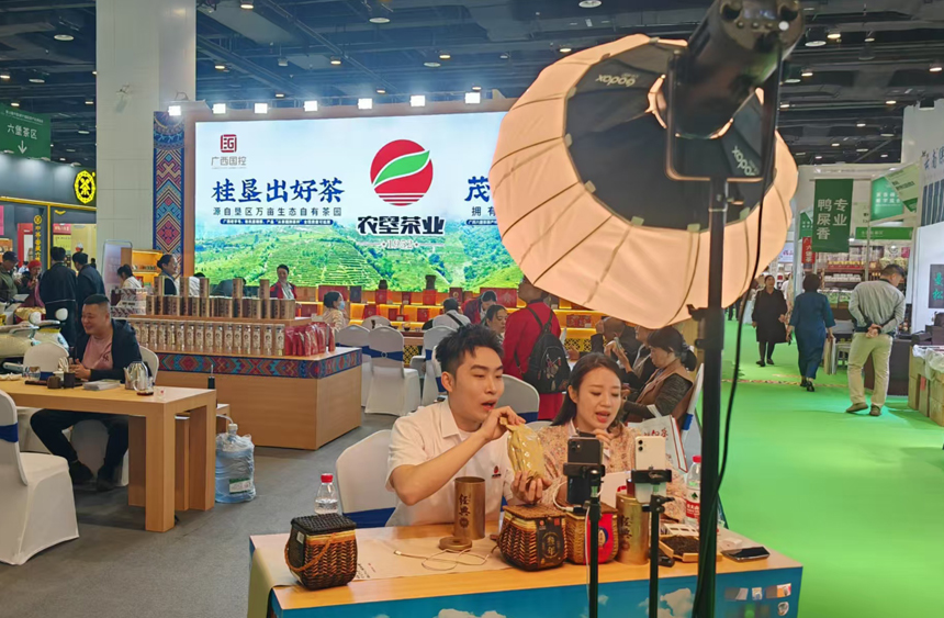 在展區(qū)正在進(jìn)行電商直播。記者張芳 攝