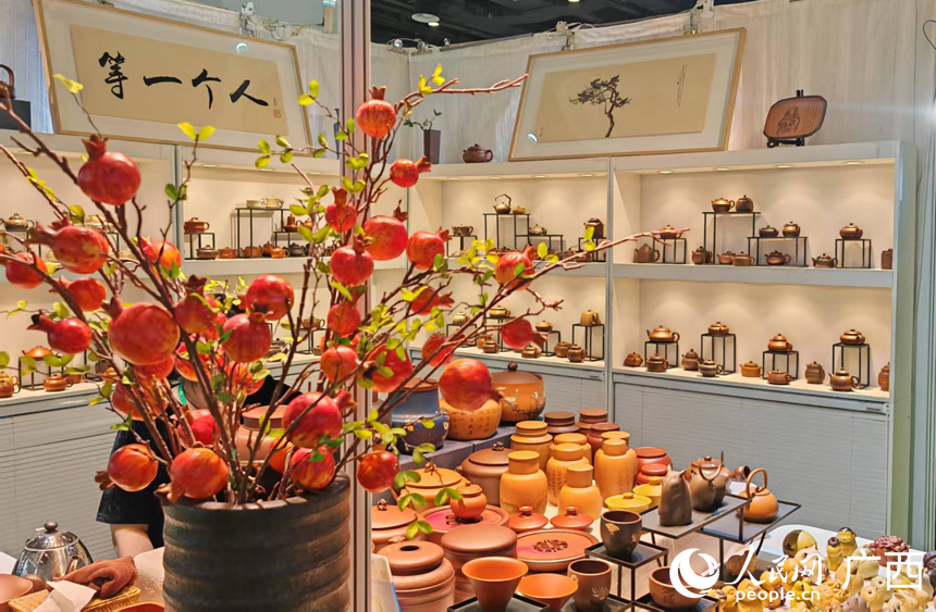 琳瑯滿目的茶具。記者張芳 攝