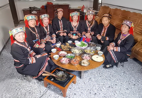 沙坪紅頭瑤藝術(shù)團(tuán)隊(duì)在演唱門唻歌《油茶迎客》