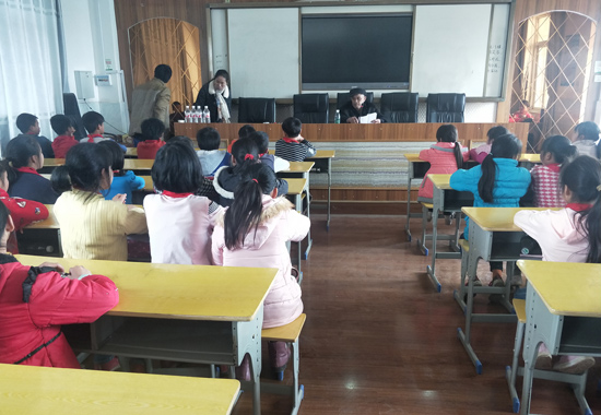 自治區(qū)級(jí)非物質(zhì)文化遺產(chǎn)代表性傳承人黃先保在給學(xué)生上溜喉歌《學(xué)黨史》微課