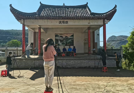 調(diào)研團(tuán)隊(duì)正在攝制“溜喉歌”