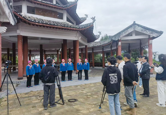 調(diào)研團(tuán)隊(duì)正在攝制蝴蝶歌《流水歡歌迎客來》