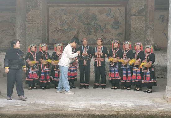 調(diào)研團(tuán)隊(duì)正在攝制門唻歌《感黨恩·跟黨走》